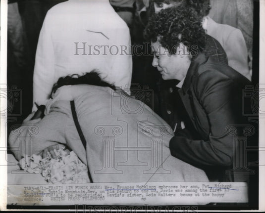 1953 Press Photo Mrs. Frances Hudelson embraces her son Pvt. Richard Davis, POW.