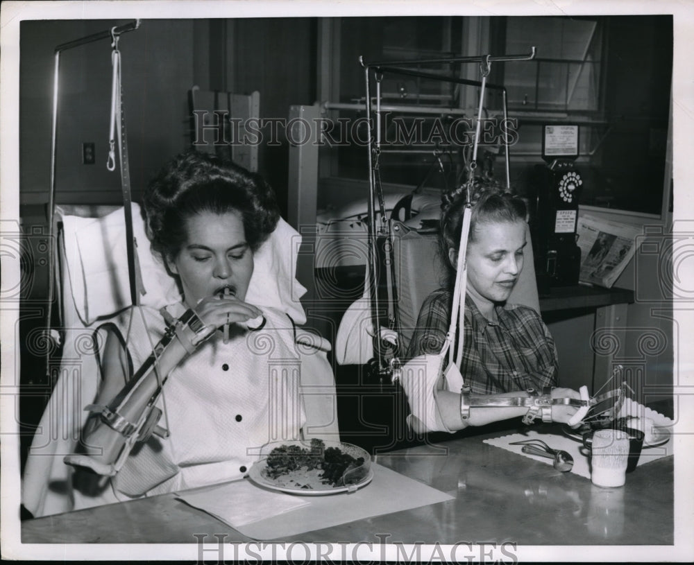 1954 Press Photo Roosemary & Barbara at the Rancho Los Amigos Respiratory Center
