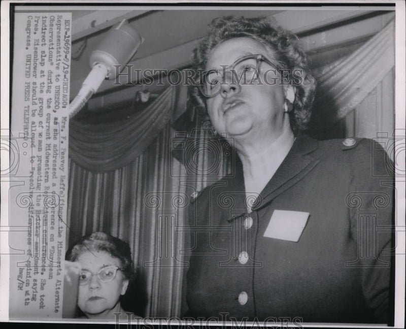 Load image into Gallery viewer, 1953 Press Photo Mrs. F. Peavey as she addressed her speech
