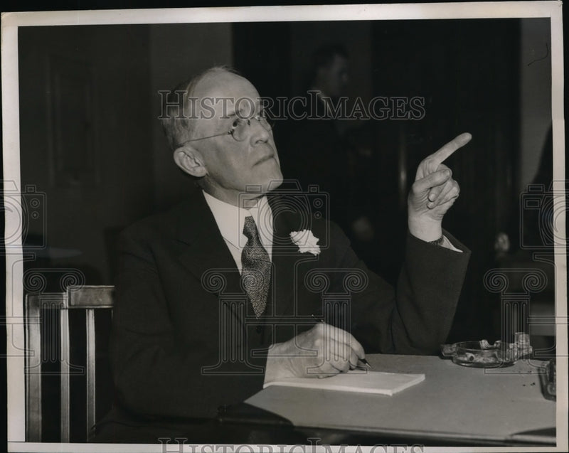 Load image into Gallery viewer, 1935 Press Photo Henry Harriman before the senate finance committee - nec68497
