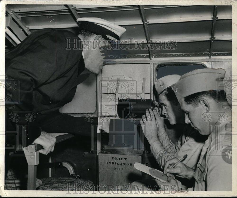 1942 Press Photo Three Aircart men sighting a drift Indicator. - nec68536