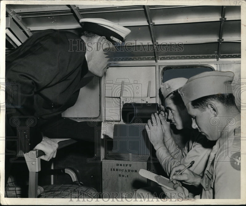 Load image into Gallery viewer, 1942 Press Photo Three Aircart men sighting a drift Indicator. - nec68536
