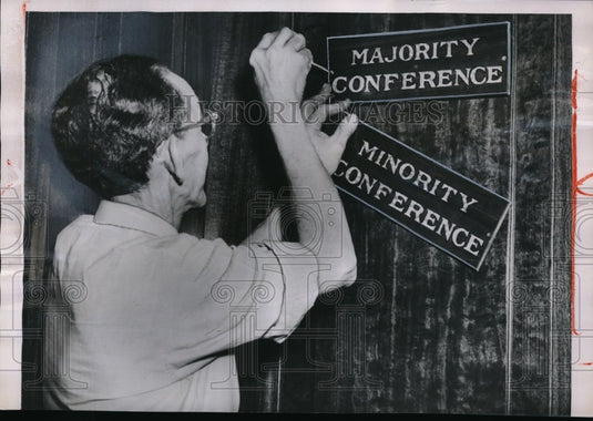 1953 Press Photo Senate Maintenance man Harry King removed Mijoriity Conference