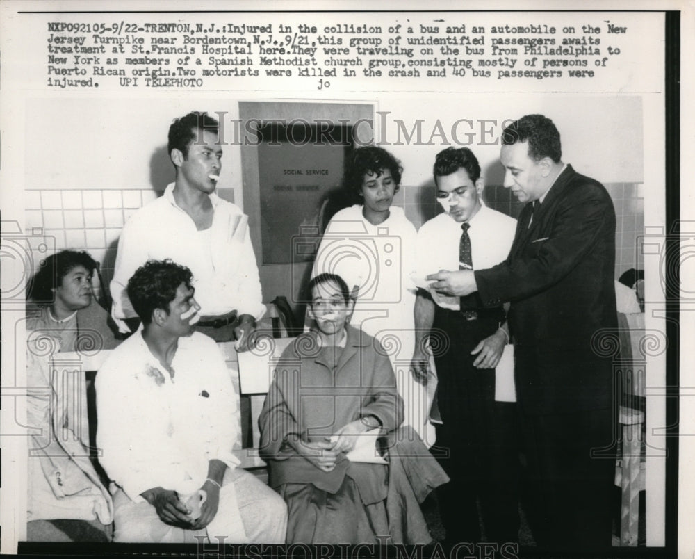 1922 Press Photo Unidentified passengers of New Jersey accident wait in Hospital