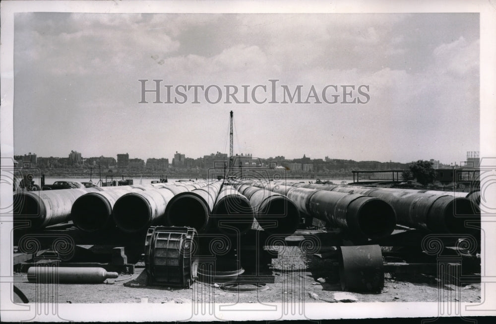 1950 Press Photo Long Pipes at Edgewater, New York. to be used in gas line