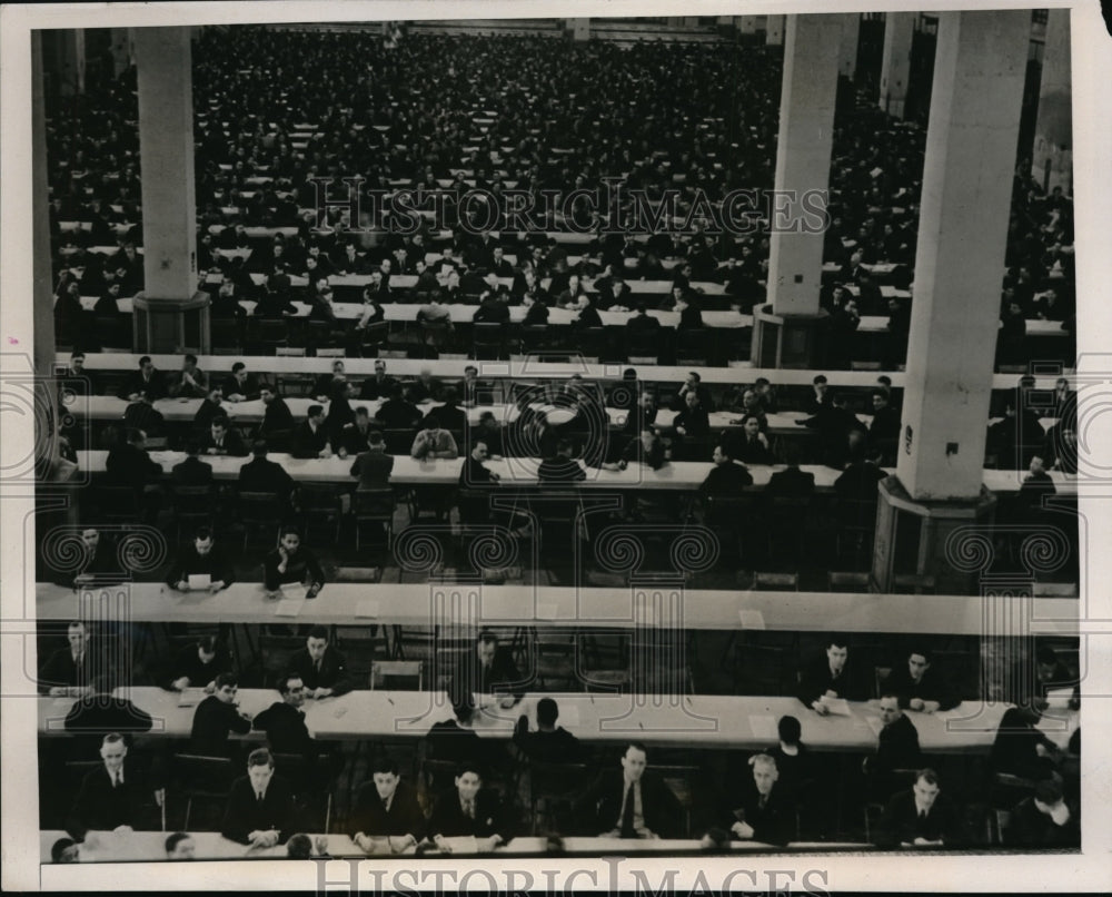 1940 Press Photo 3,000 men took exam for cashier and clerk in state stores- Historic Images