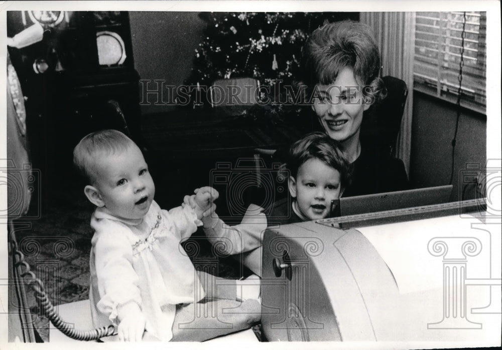 1971 Press Photo Mrs. Dianne Loeb with her 2 kids