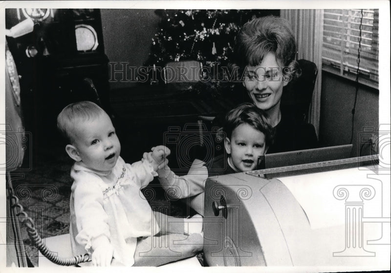 Load image into Gallery viewer, 1971 Press Photo Mrs. Dianne Loeb with her 2 kids
