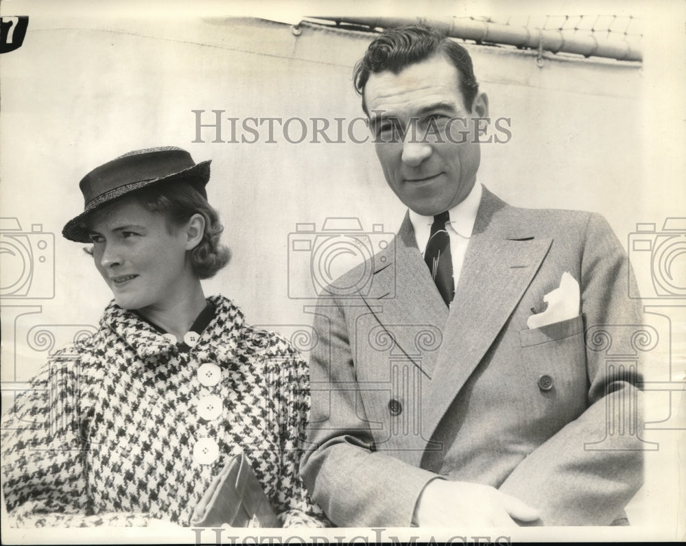 1935 Press Photo Colonel and Mrs. Young as they return