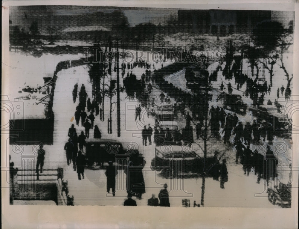 1936 Press Photo People upon arrival at their headquarters - nec68634