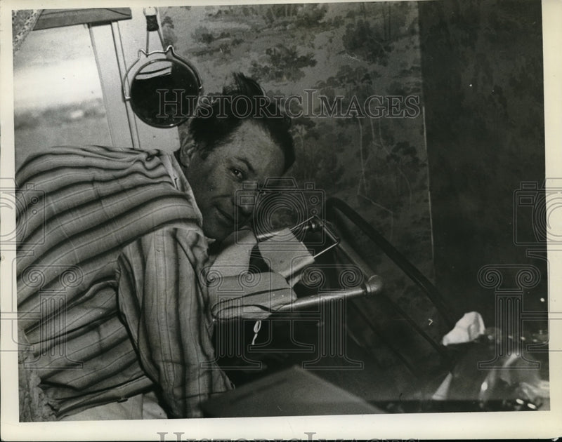 Load image into Gallery viewer, 1938 Press Photo Clarence Allen at Age 40 Bedridden From Tuberculosis of Spine
