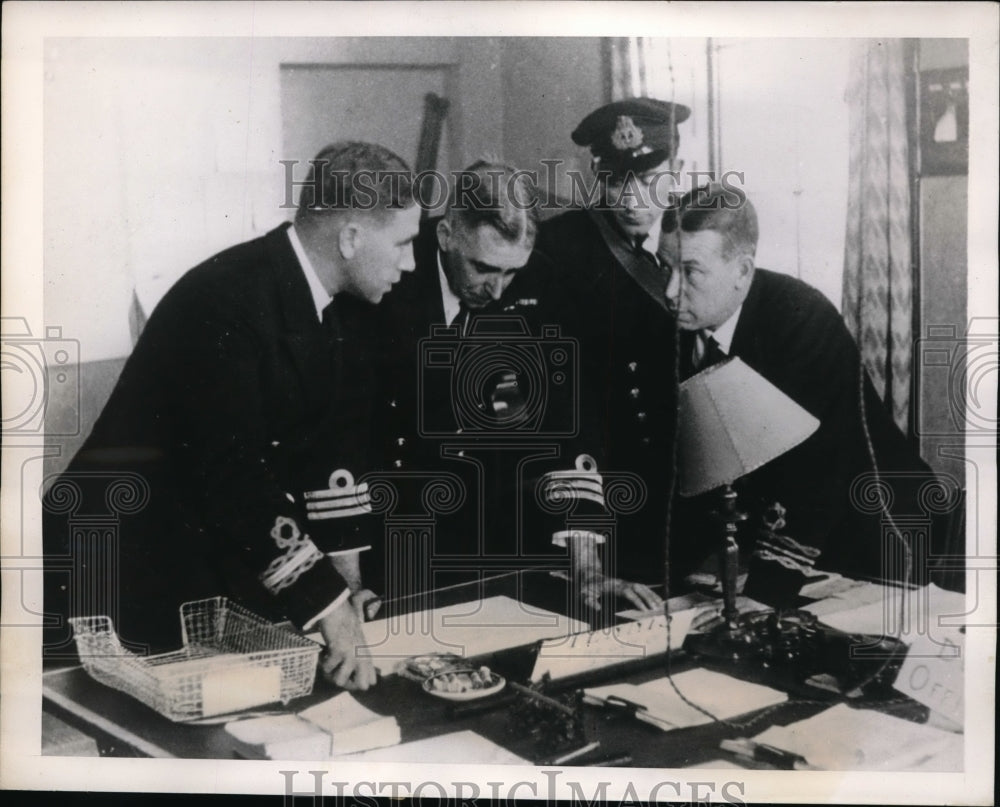 1939 Press Photo Officers of Britain's Contraband Control Consulting