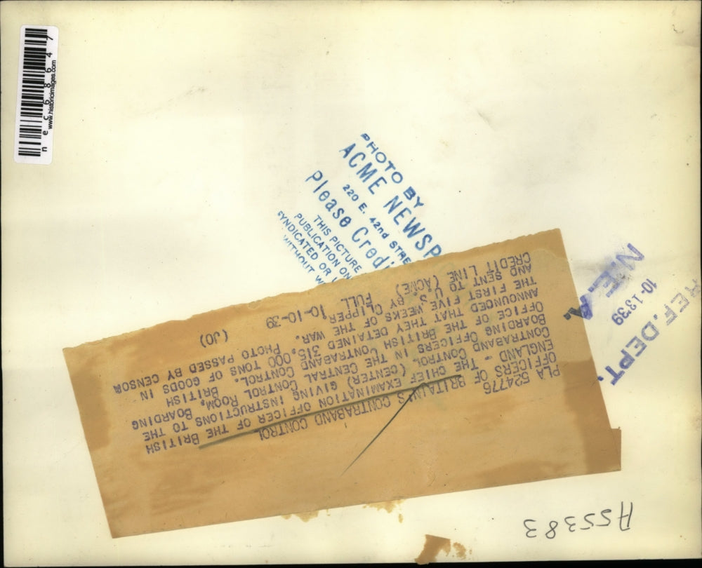 1939 Press Photo Officers of Britain's Contraband Control Consulting