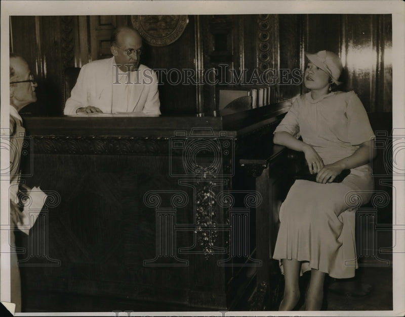 Load image into Gallery viewer, 1934 Press Photo Mrs. Ann Krantz in Court with Judge Shell
