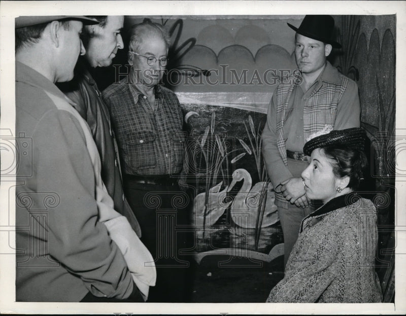 Load image into Gallery viewer, 1943 Press Photo Confessed Killer Walter Duncan In Jail With Ex-Wife
