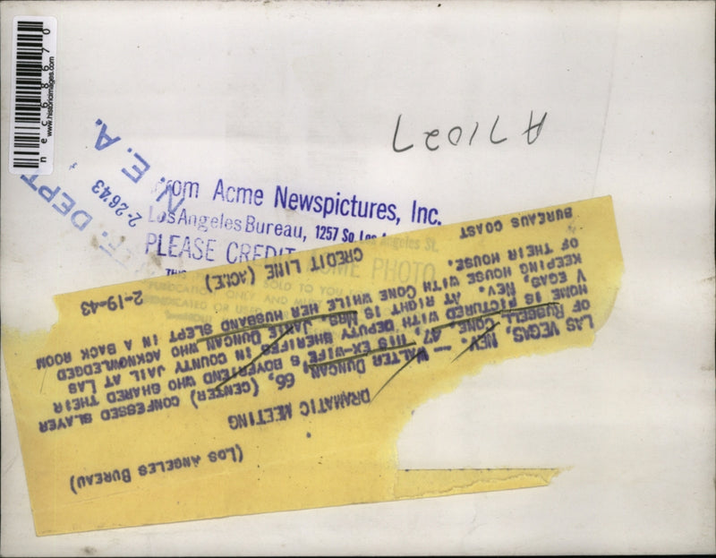 Load image into Gallery viewer, 1943 Press Photo Confessed Killer Walter Duncan In Jail With Ex-Wife
