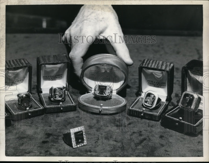 Load image into Gallery viewer, 1958 Press Photo Rome, Italy Rings for new Catholic Cardinals
