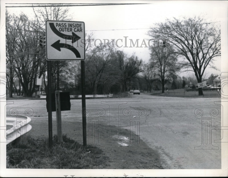 Load image into Gallery viewer, 1972 Press Photo Traffic Sign - nec68694
