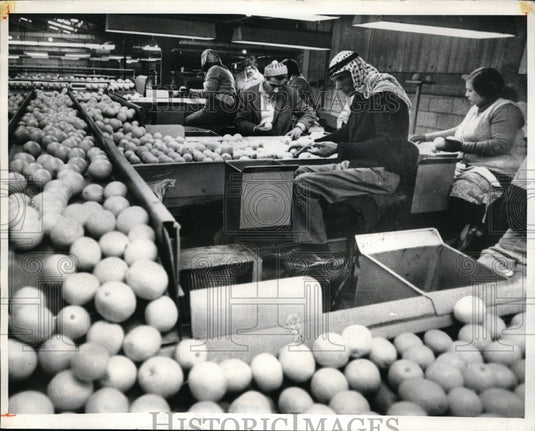 1972 Press Photo Tel Aviv Israel Arabs & Jews at the markets- Historic Images