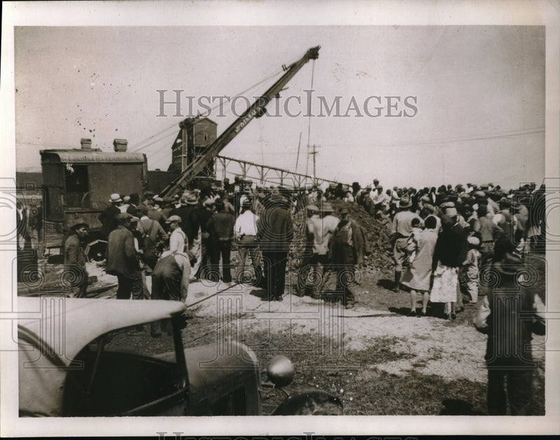 Load image into Gallery viewer, 1937 Press Photo Gerald Collins &amp; rescue work at Pitcher , Okla mine
