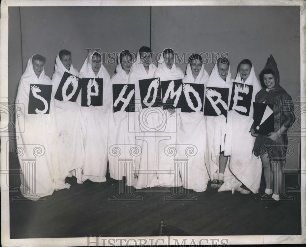 1946 Press Photo Seattle, Wash Univ sophomore for song night performance