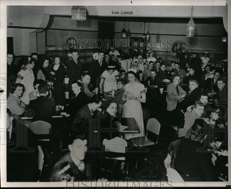 Load image into Gallery viewer, 1938 Press Photo Liqourless Night Club for Youth in Milwaukee Wisconsin
