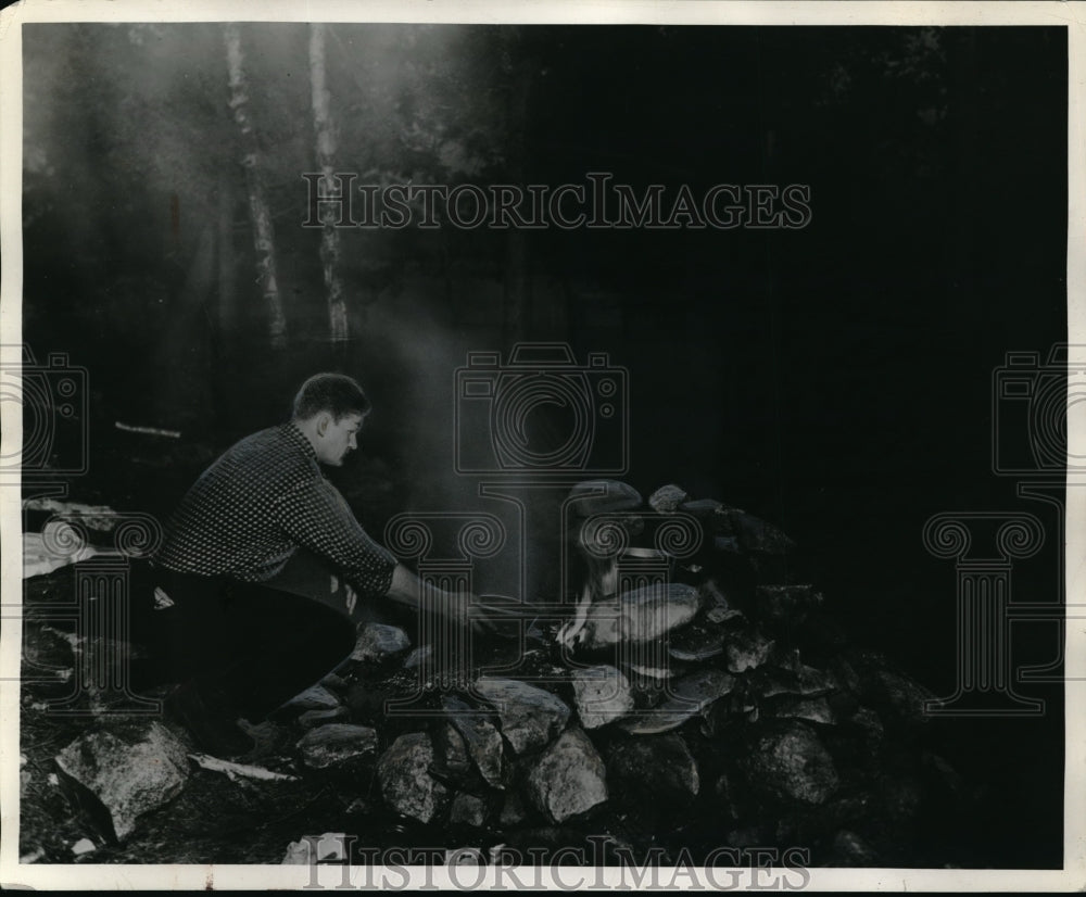 1935 Press Photo Roland Erickson At Fishing Camp In Quebec