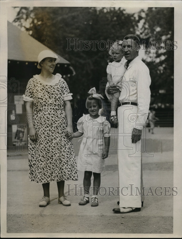 1922 Press Photo Mr Mrs Henry C Kroy and Marcia and Jeanne Kroy Fairview Village