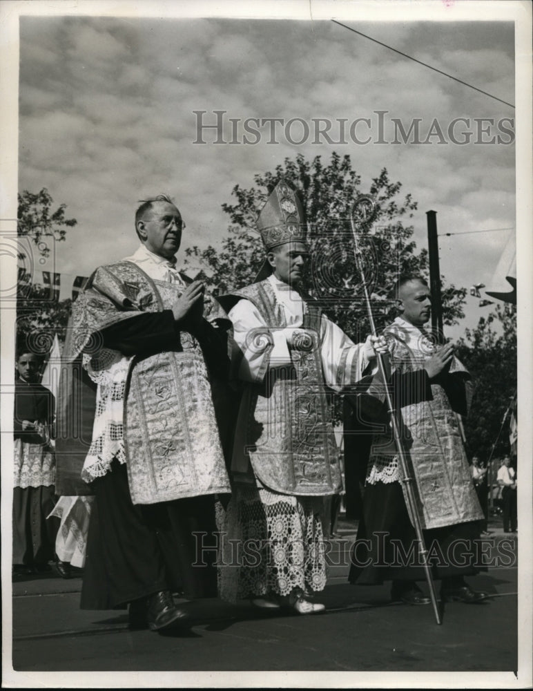 Load image into Gallery viewer, 1943 Press Photo Archbishop Jean Duguay at St Jean Baptiste Day in Montreal
