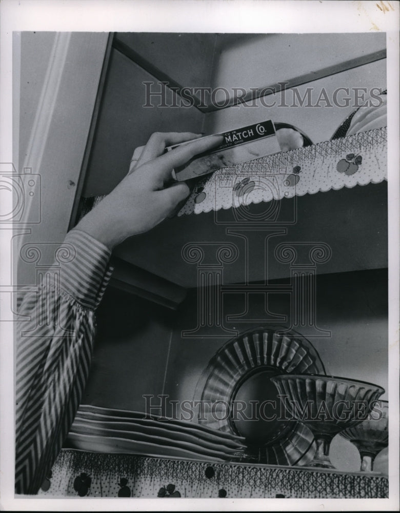 1949 Press Photo Putting matches out of reach for kids - nec68848