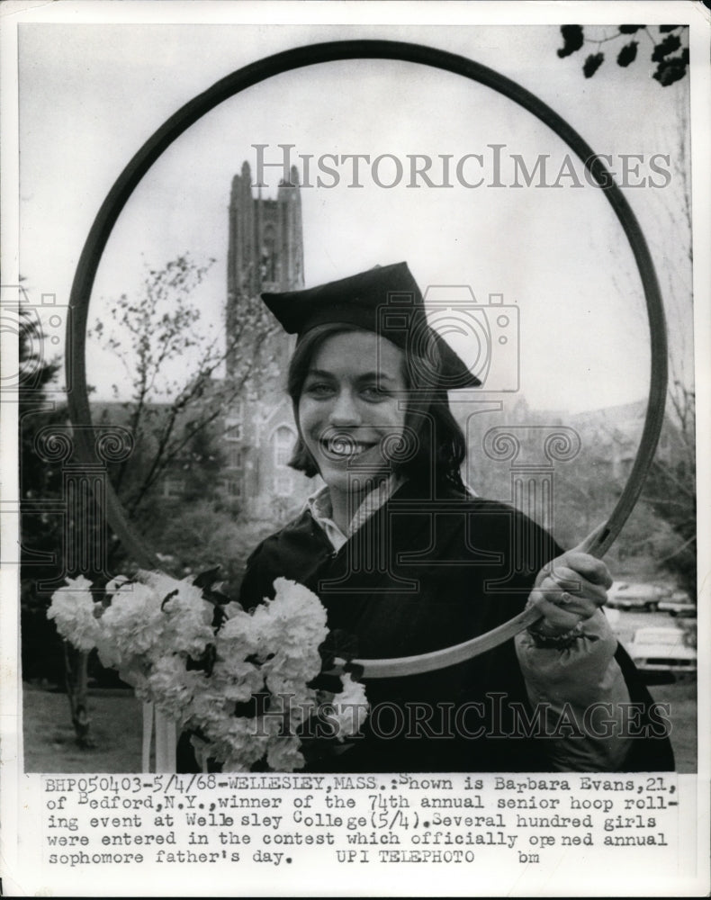 1968 Press Photo Wellesley Mass. Barbara Evans wins hoop rolling contest