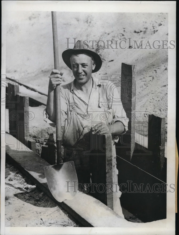 1933 Press Photo JD Fuson digging storm drain finds mammoth fossils in LA, Calif