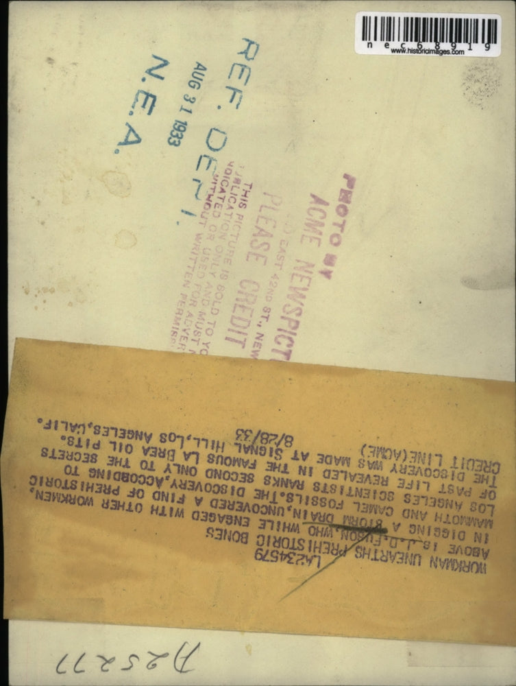 1933 Press Photo JD Fuson digging storm drain finds mammoth fossils in LA, Calif