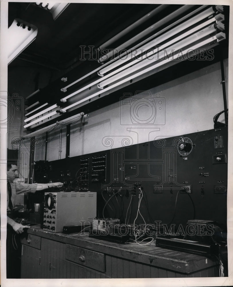 1950 Press Photo Kent Stockton of fluorescent test laboratory at Westinghouse
