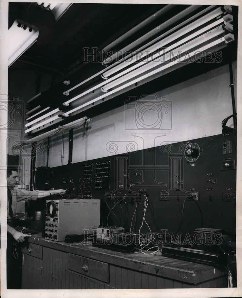 Load image into Gallery viewer, 1950 Press Photo Kent Stockton of fluorescent test laboratory at Westinghouse
