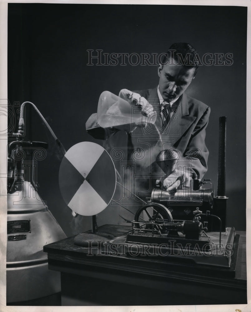 1952 Press Photo Westinghouse reporter Robert Dollinson with liquid nitrogen