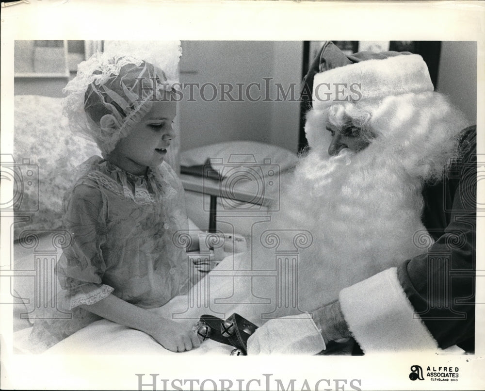 Press Photo Edward Thomas Plays Santa for Wendy Nowak at Childrens Hospital