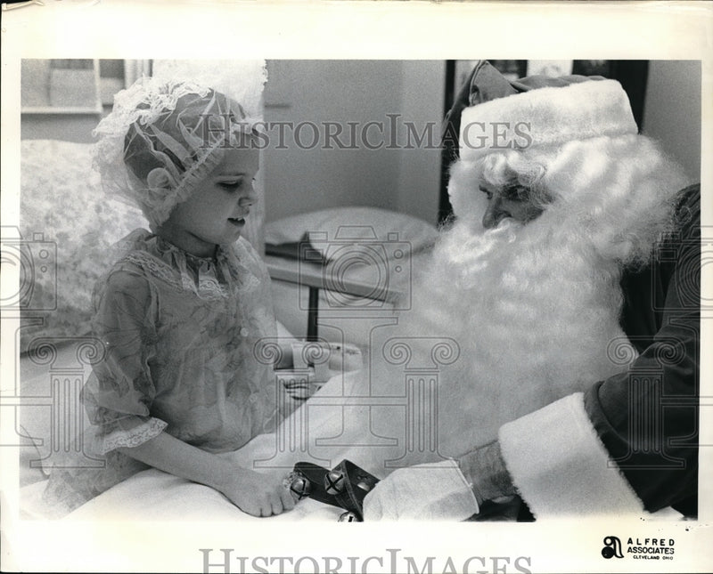 Load image into Gallery viewer, Press Photo Edward Thomas Plays Santa for Wendy Nowak at Childrens Hospital
