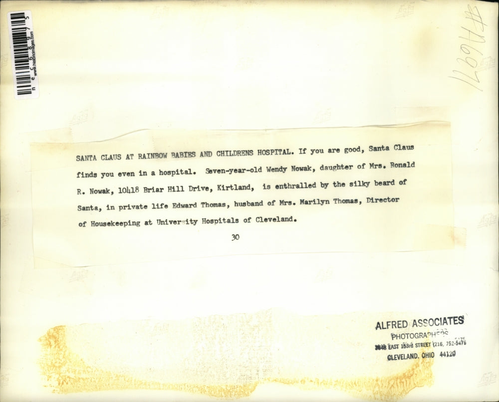 Press Photo Edward Thomas Plays Santa for Wendy Nowak at Childrens Hospital