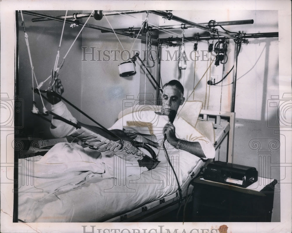 1948 Press Photo DC  Congressman William Hess at Bethesda Naval Hospital- Historic Images