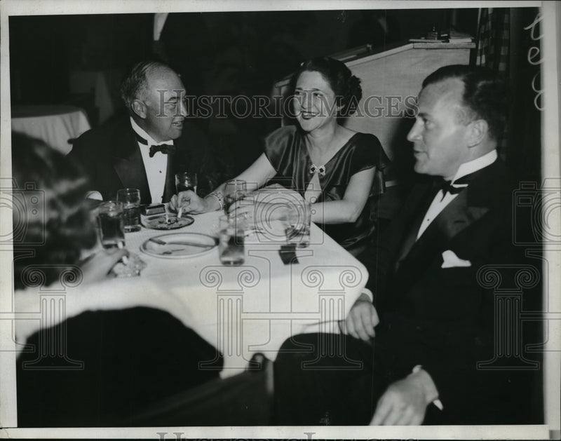 Load image into Gallery viewer, 1934 Press Photo Charles Harding, Mrs James Snowden, Rbt Hewitt at Palm Beach
