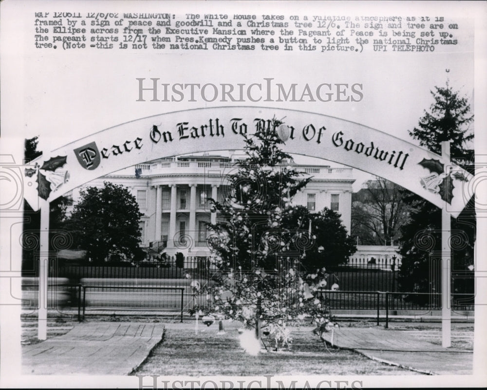 1962 Press Photo Exterior Of White House Decorated For Christmas