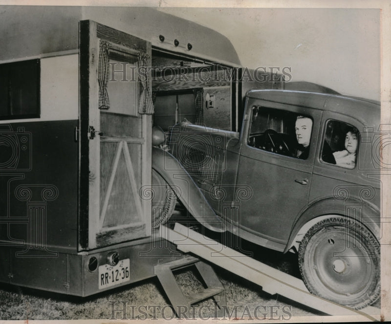 Load image into Gallery viewer, 1941 Press Photo Trailer Of Mr And Mrs JH Van Blois Of Ferville
