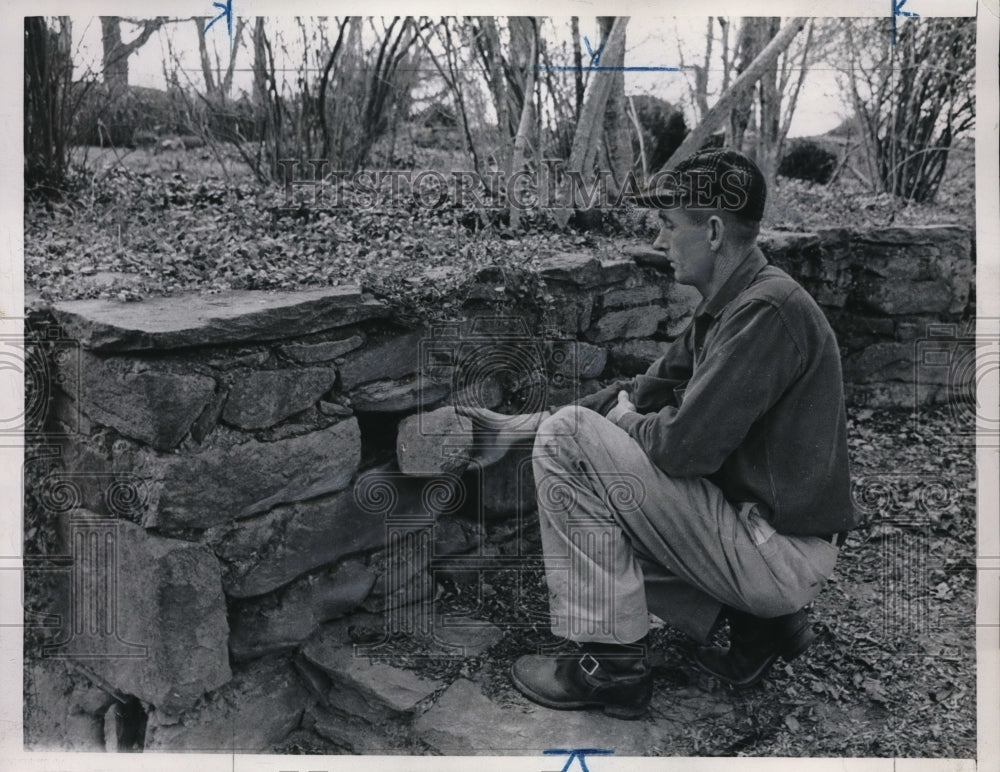 1961 Press Photo Caretaker Sam Thomas at a Civil War hiding spot at Glen Orr