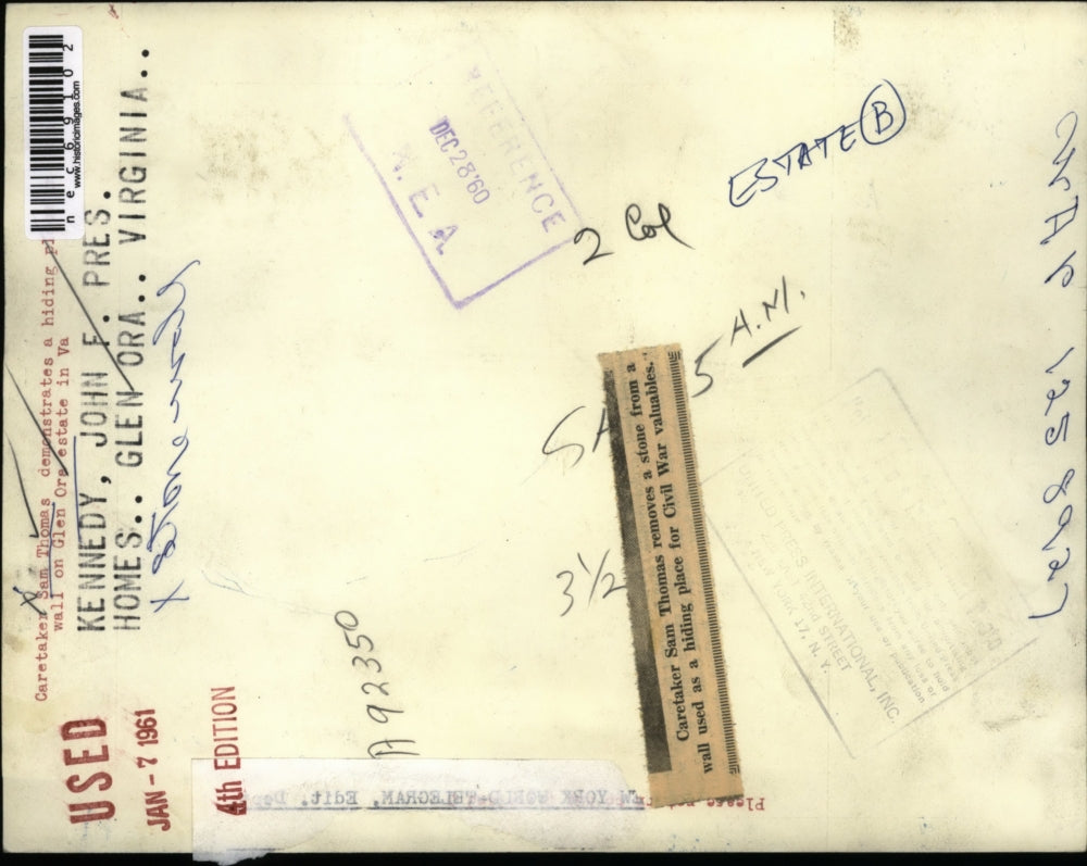 1961 Press Photo Caretaker Sam Thomas at a Civil War hiding spot at Glen Orr