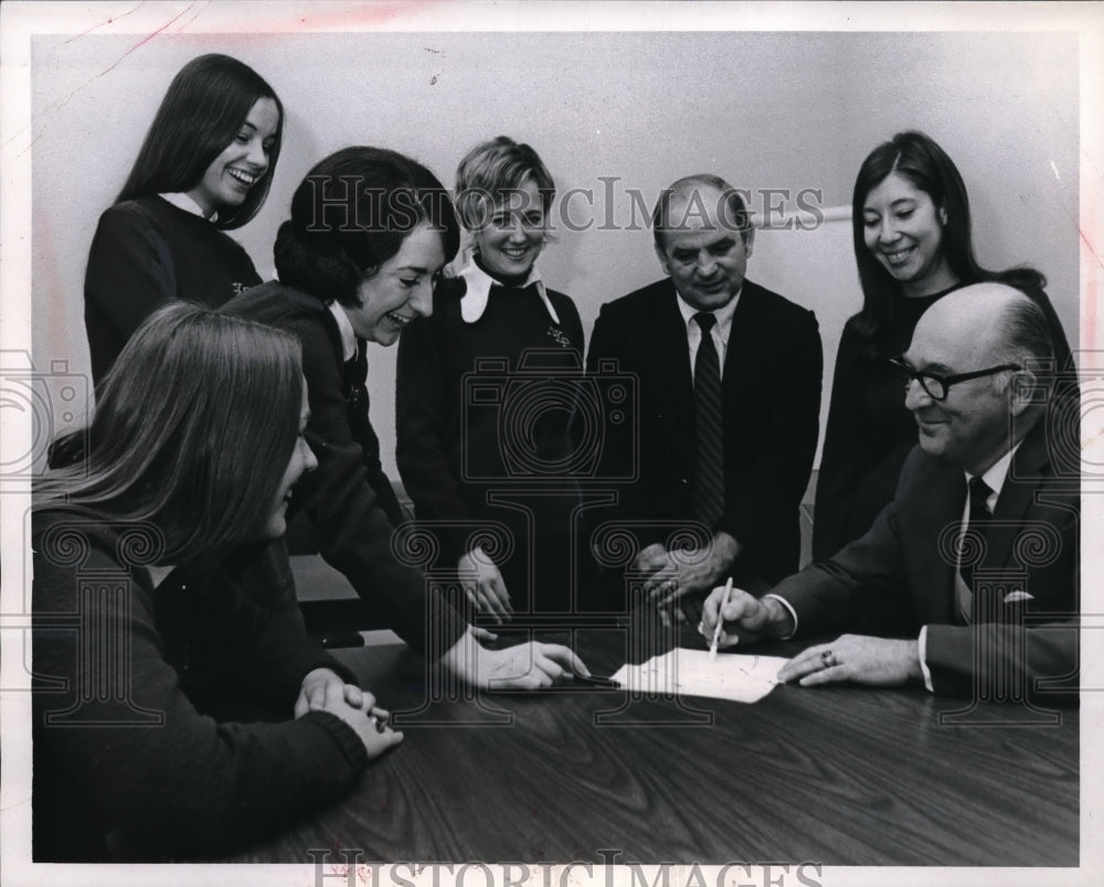 Press Photo Students Anne Conway Linda Paulozzi Fran Smith Patti Simoson