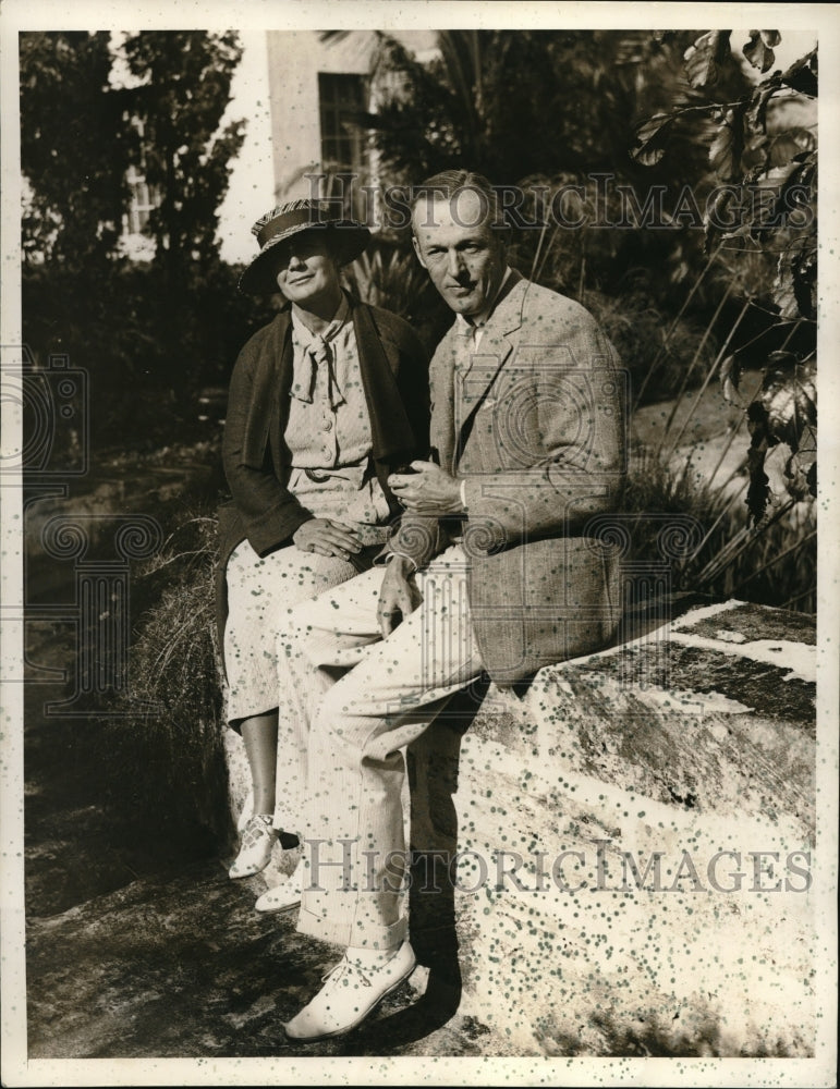 Load image into Gallery viewer, 1935 Press Photo Mr &amp; Mrs Stanley King seated near one of the promenades at the
