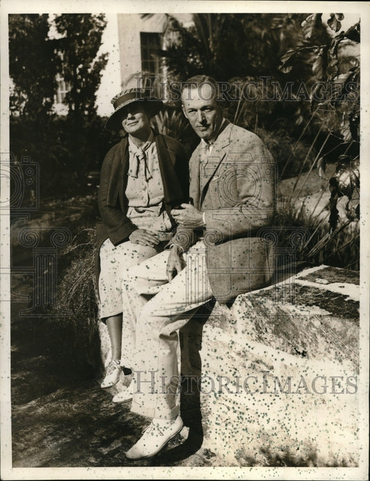 1935 Press Photo Mr & Mrs Stanley King seated near one of the promenades at the