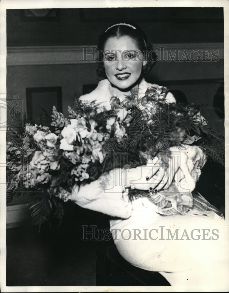 Load image into Gallery viewer, 1935 Press Photo Michigan Blossom Queen Miss Marybeth Kamp Holds Bouquet
