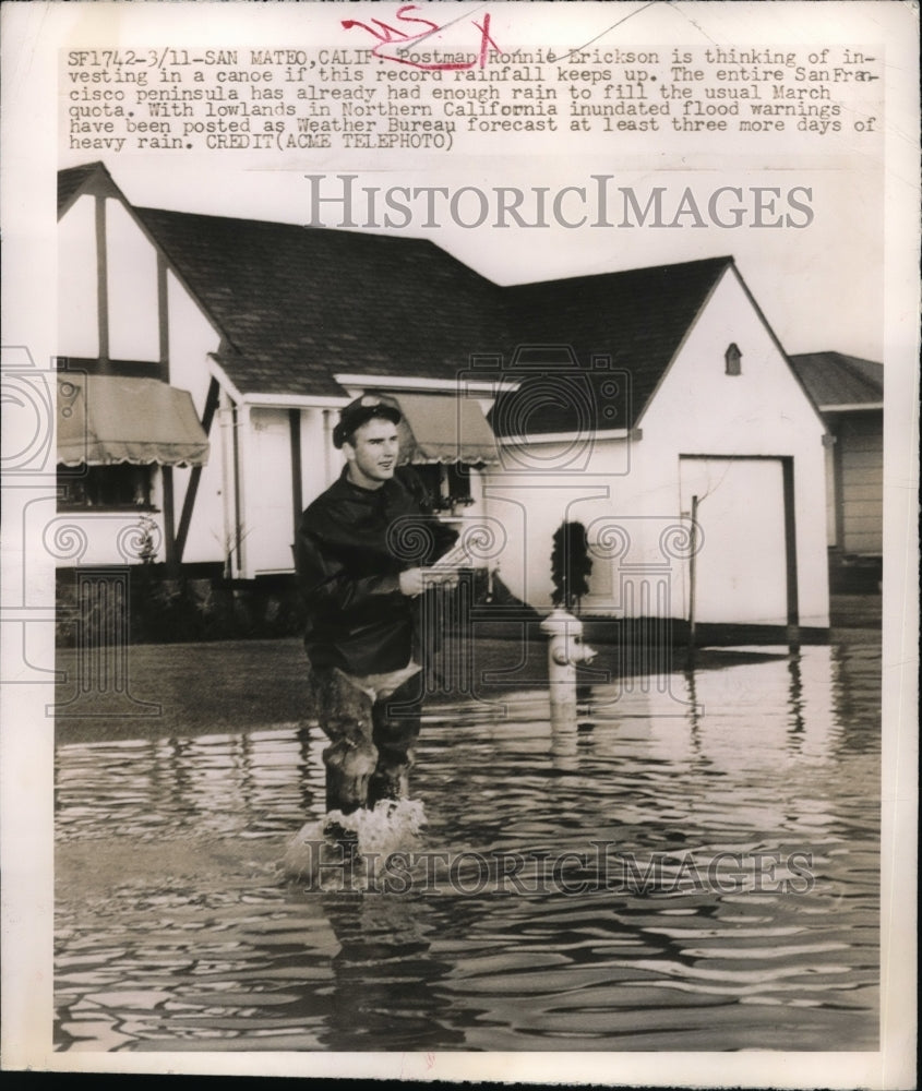 1949 Press Photo Postman Ronnie Erickson Delivers Mail in Flood Mateo California